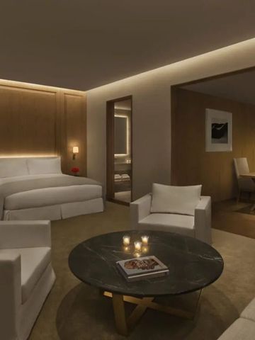 Luxuriöses Hotelzimmer mit großem Bett und elegantem Wohnzimmerbereich