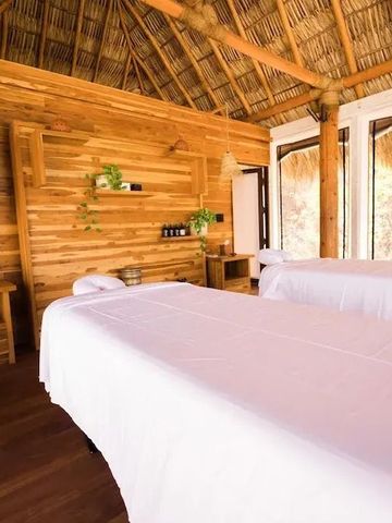 Holzverkleideter Spa-Bereich mit zwei Massagebetten und natürlichem Licht