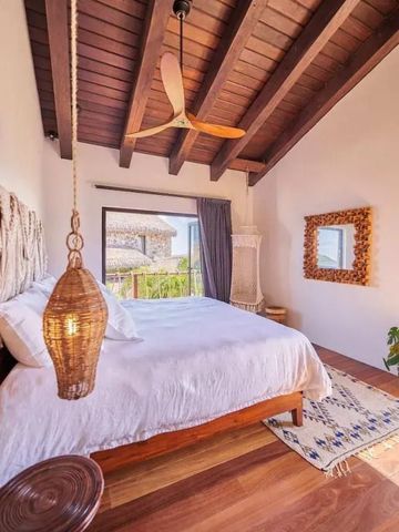 Hell eingerichtetes Schlafzimmer mit natürlichem Licht und Holzelementen