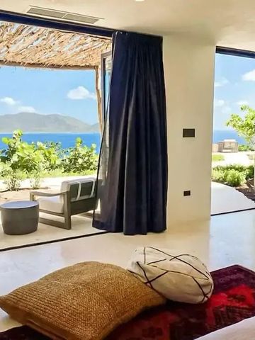 Luxus-Schlafzimmer mit offener Terrasse und Meerblick auf den Britischen Jungferninseln