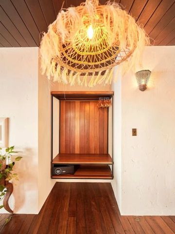 Eleganter Stauraum mit Holzelementen und künstlerischer Beleuchtung