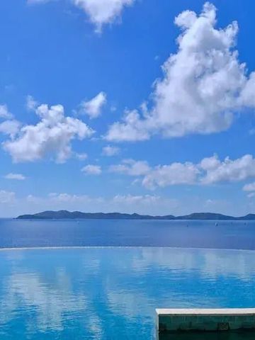 Infinity Pool mit eindrucksvollem Blick auf das Meer und den Himmel