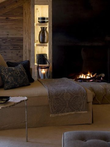 Gemütliche Chalet-Wohnzimmeratmosphäre mit Kamin und stilvollen Möbeln