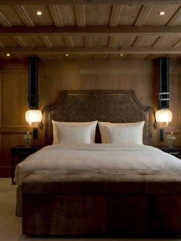 Luxuriöses Hotelzimmer mit Doppelbett und Holzvertäfelung