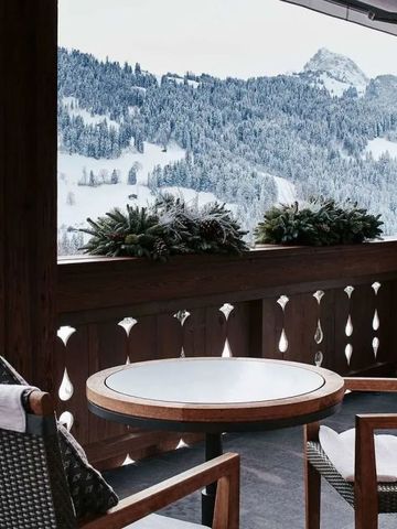 Gemütliche Terrasse mit Blick auf schneebedeckte Berge