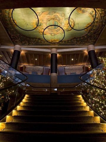 Majestätische Treppe mit weihnachtlicher Dekoration und kunstvoller Decke