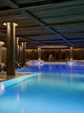 Beleuchteter Innenpool mit luxuriösem Ambiente