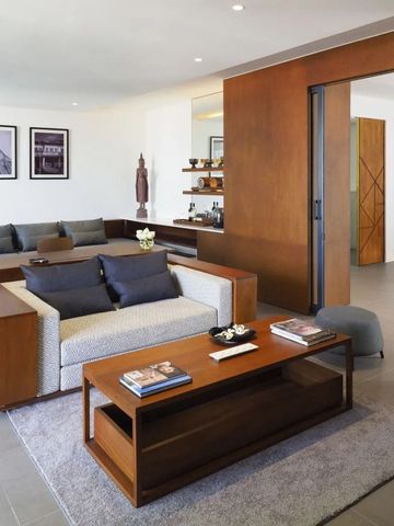 Offener Wohnbereich mit hochwertigen Möbeln und dezenter Dekoration