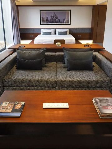 Luxuriöses Schlafzimmer mit Sofa und eleganten Holzmöbeln