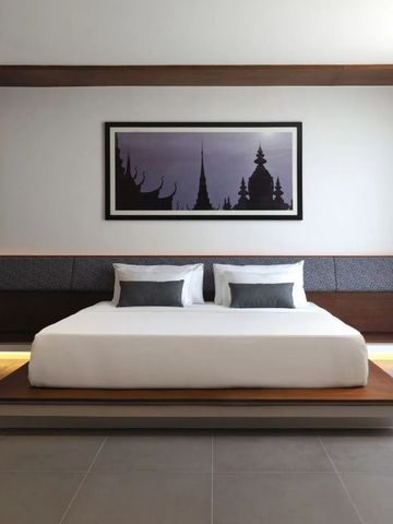 Modernes Schlafzimmer mit großem Bett und kunstvollem Wandbild