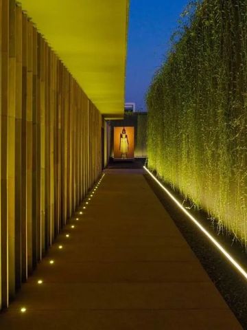 Beleuchteter Korridor mit grüner Wand und modernem Design