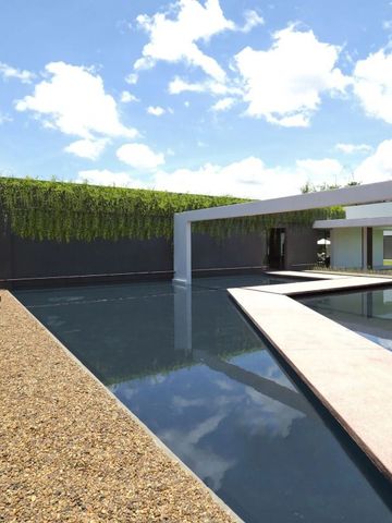 Moderner Poolbereich mit minimalistischen Designlinien