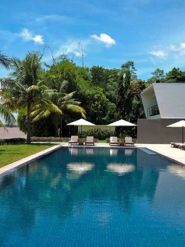 Luxuriöser Pool mit Liegestühlen und tropischem Ambiente