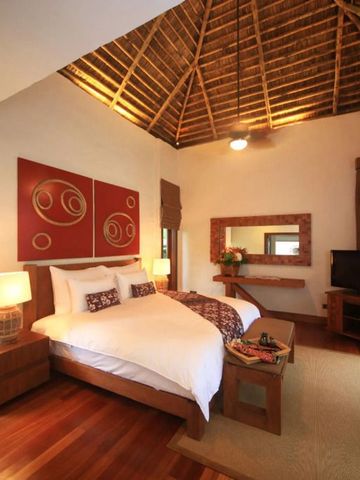 Gemütliches Schlafzimmer mit Holzbalkendecke und eleganter Einrichtung