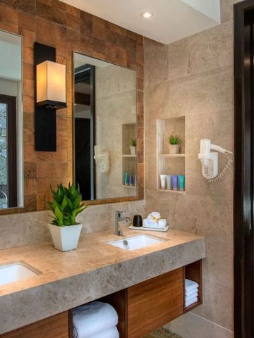 Elegantes Badezimmer mit Doppelwaschbecken und moderner Ausstattung