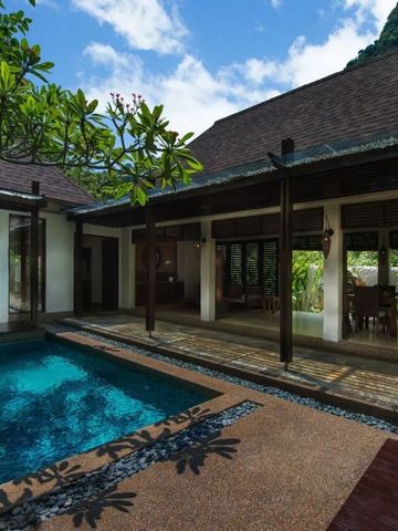 Luxuriöse Villa mit privatem Pool und offenem Wohnbereich im Grünen