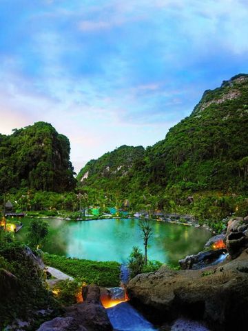 Blick auf malerische heiße Quellen umgeben von üppiger Natur und Bergen