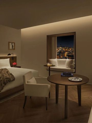 Luxuriöses Hotelzimmer mit Doppelbett und nächtlicher Aussicht