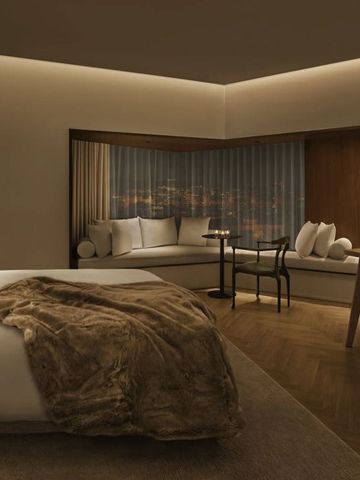 Elegantes Hotelzimmer mit Panoramaansicht auf Barcelona bei Nacht