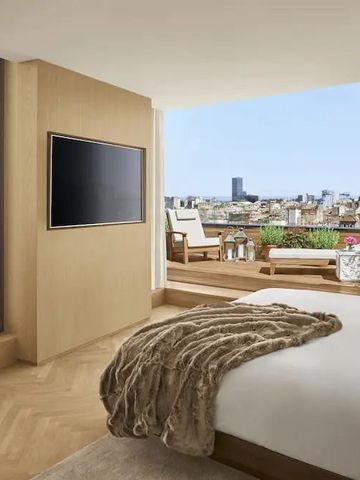 Geräumiges Hotelzimmer mit Zugang zur privaten Terrasse und Stadtblick