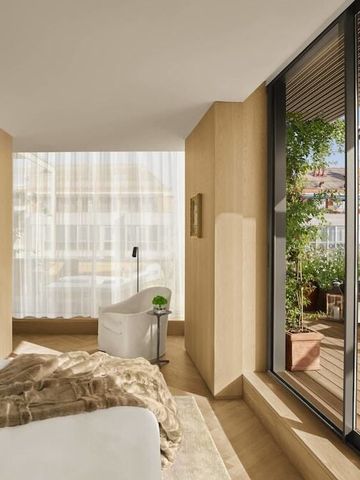 Helles Hotelzimmer mit großen Fenstern zur Terrasse und grünem Ausblick