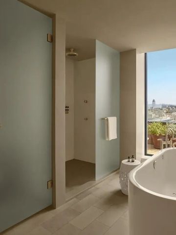 Modernes Bad mit Glasdusche und Whirlpool-Badewanne mit Panoramablick