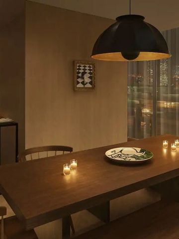 Elegantes Esszimmer mit Kerzenbeleuchtung und stilvoller Einrichtung