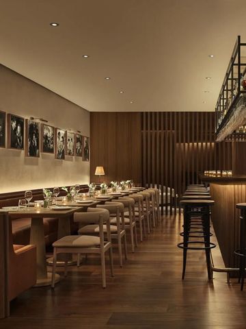 Elegantes Restaurant-Interieur mit stilvollen Holzelementen und stimmungsvoller Beleuchtung