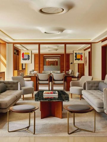 Luxuriöse Lounge mit eleganter Einrichtung und stilvollen Möbeln im The Berkeley.