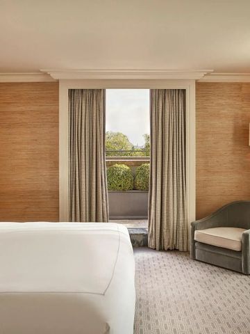 Luxuriöses Hotelzimmer mit Terrasse und modernen Möbeln