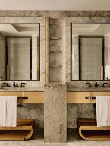 Edles Badezimmer mit Doppelwaschbecken und Marmorverkleidung