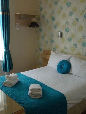 Gemütliches Zimmer mit blauen Akzenten und Tageslicht