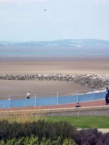 Panoramablick auf eine weite Küste und Promenade bei Ebbe