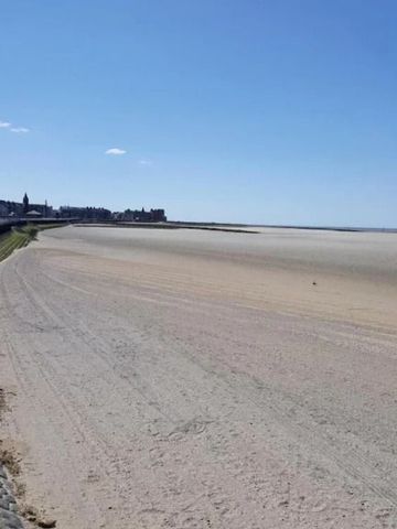 Sandstrand mit klarem Himmel und Blick auf das Meer