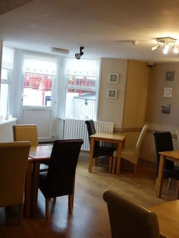 Gemütliches Restaurant mit Holzinterieur und Fenstern