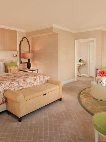 Luxuriöses Hotelzimmer mit Kingsize-Bett und eleganter Sitzecke