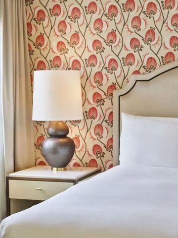 Detailaufnahme eines stilvollen Hotelzimmers mit gemusterten Tapeten