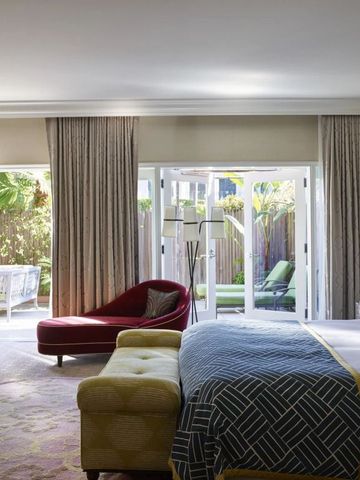 Luxuriöses Schlafzimmer mit Terrassenblick und eleganter Einrichtung