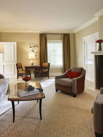 Gemütliche Suite mit Kamin und eleganter Sitzecke