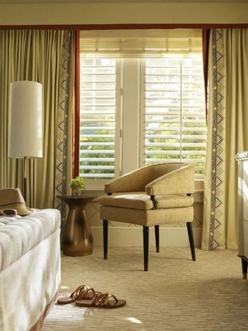 Elegantes Zimmer mit bequemem Sessel und natürlichen Lichtakzenten