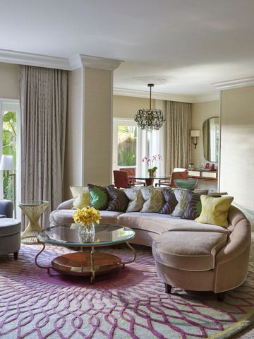 Luxuriöse Wohnzimmeransicht mit stilvollen Möbeln und Gartenblick