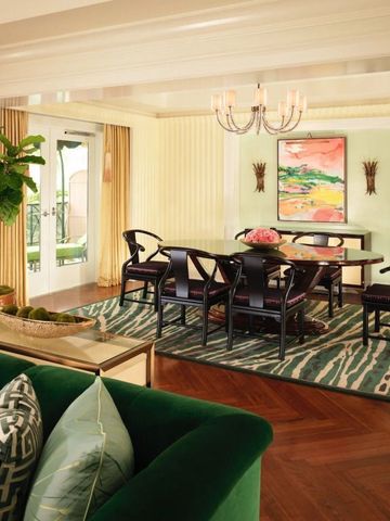 Eleganter Essbereich mit Kunstwerken und stilvollen Details