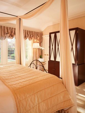 Luxuriöses Schlafzimmer mit Himmelbett und edler Einrichtung