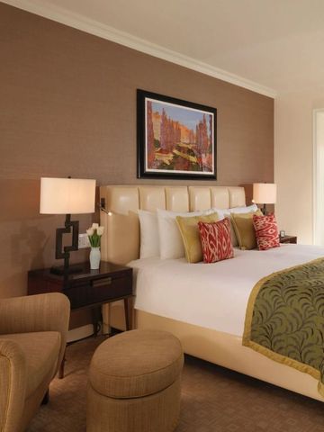 Geräumiges Doppelzimmer mit Kunstwerk und stilvoller Beleuchtung