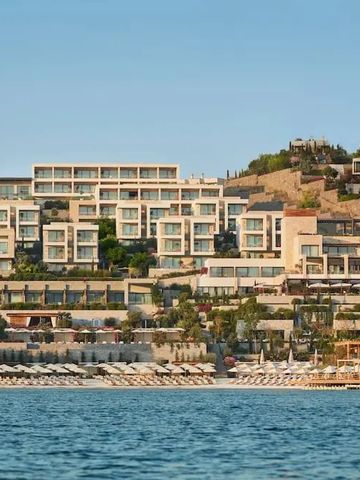 Hotelansicht von der Meerseite mit Terrassen und Balkonen