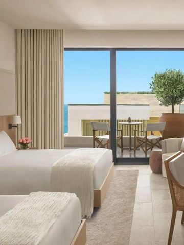 Modernes Hotelzimmer mit zwei Betten und Balkonblick auf das Meer