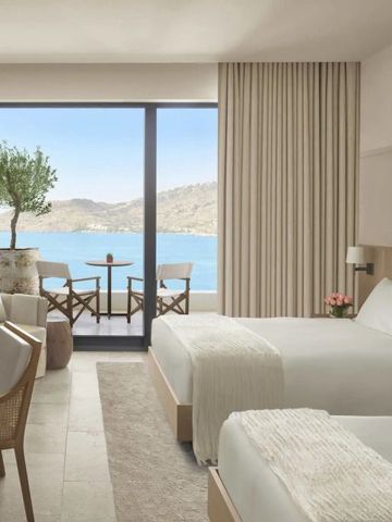 Hotelzimmer mit zwei Betten und Terrasse mit Aussicht