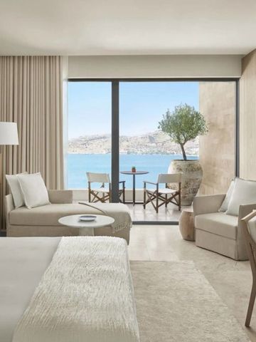 Geräumiges Zimmer mit Sitzbereich und Blick auf das Meer