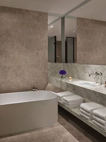 Luxuriöses Badezimmer mit freistehender Badewanne und Marmorwaschbecken