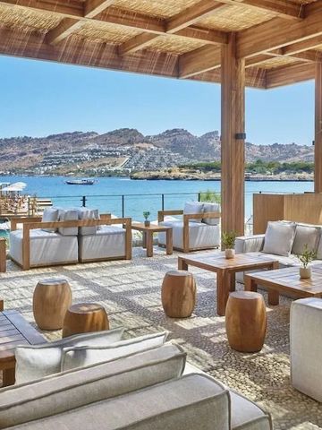 Terrasse mit komfortablen Sitzmöbeln und Meerblick